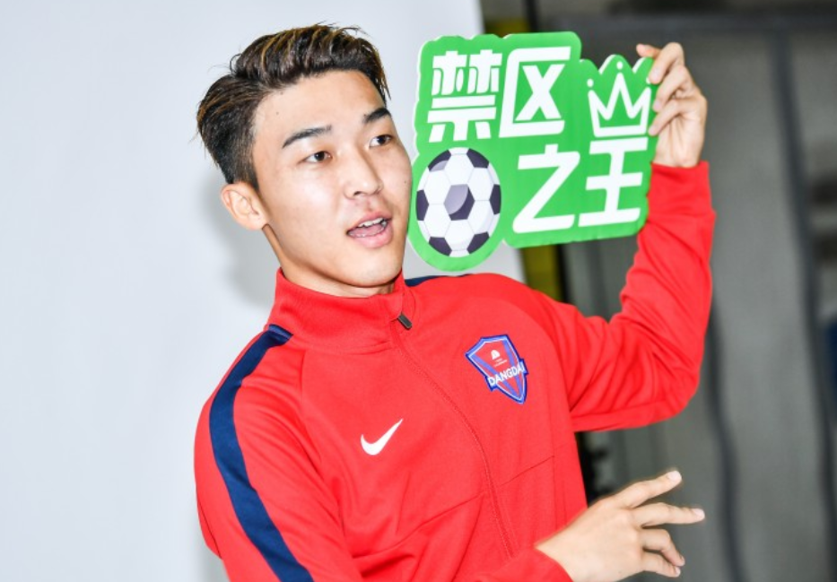 金州勇士赛前官宣签约托特纳姆手感冰凉备战中超，现场解说直呼：转会期金州勇士调整名单以备欧联的简单介绍